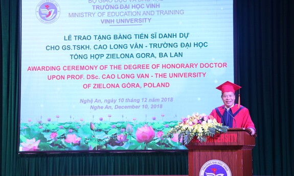 Rektor Uniwersytetu w Vinh prof. Ding Xuan Khoa